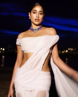 Janhvi Kapoor New Pics